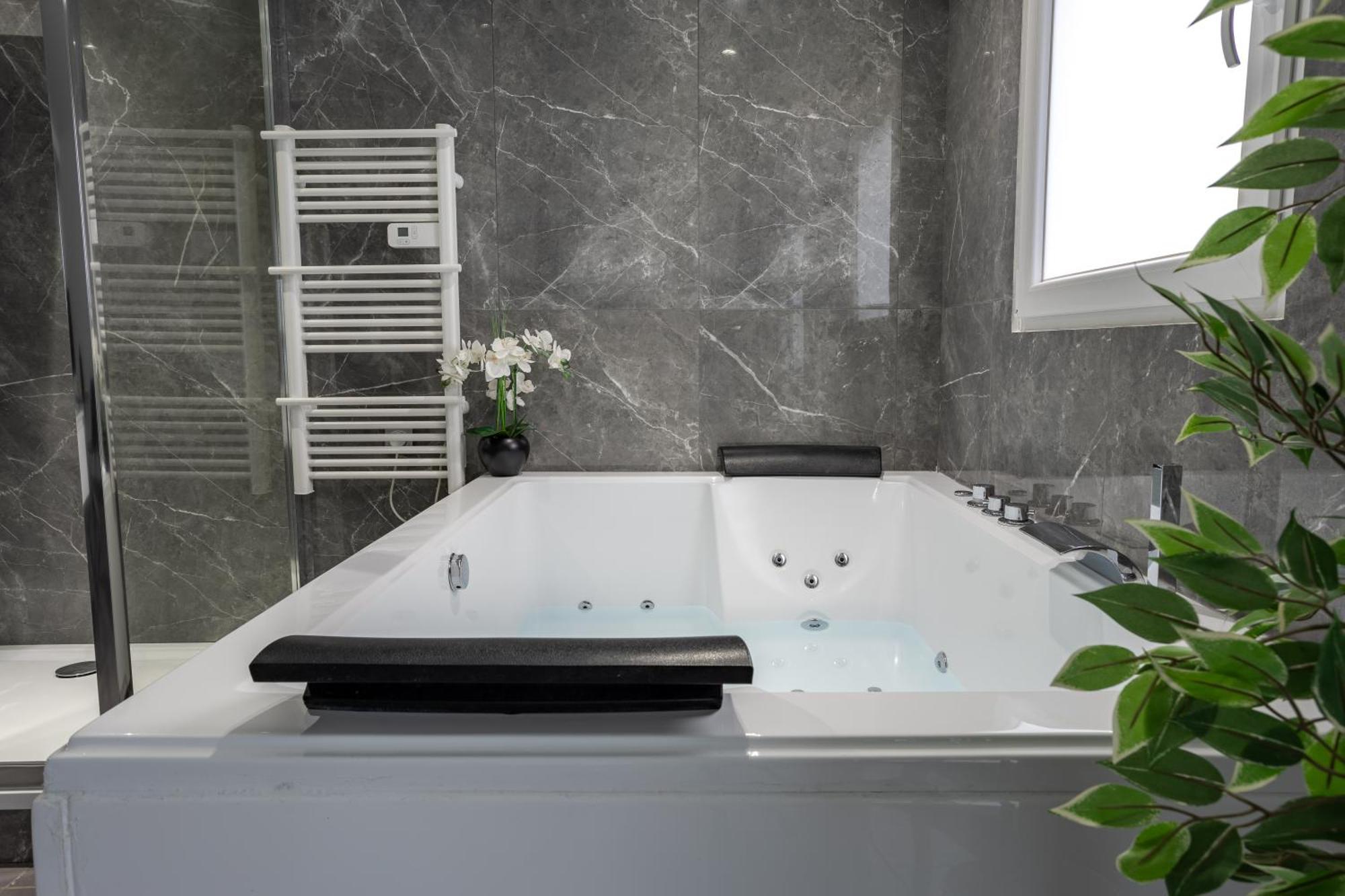 Suite Avec Jacuzzi & Terrasse Savigny-le-Temple Exterior foto